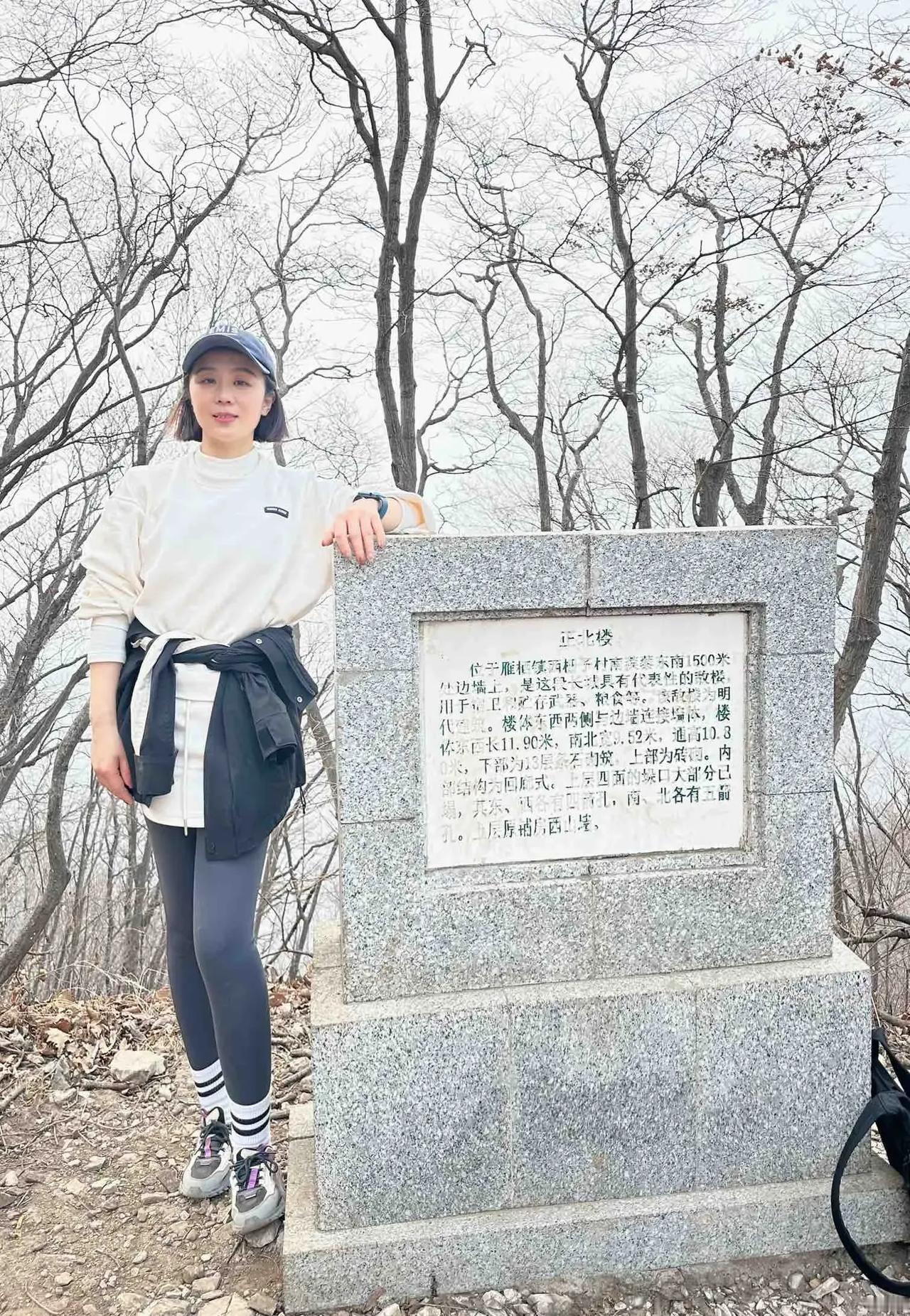 1：背能挺直，走路不驼背。
第二：牙齿完整，没有缺失。
第三：睡眠规律，不失眠。