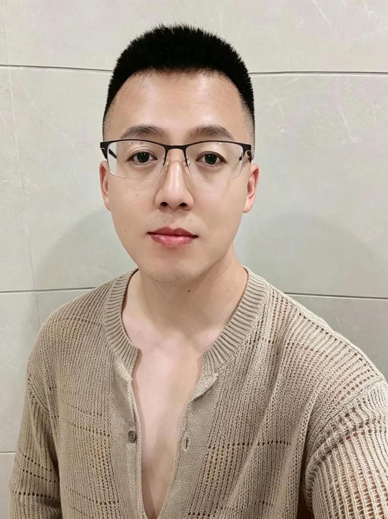 简单穿搭，素颜出镜，生活本来就不需要太多复杂的修饰。少年感是底色，高级感是本色 