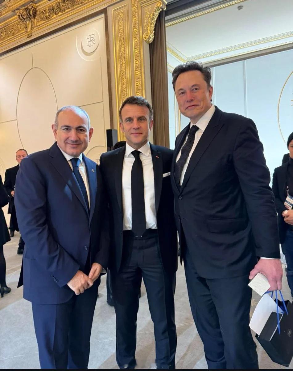 埃隆·马斯克会见了法国总统伊曼纽尔·马克龙和亚美尼亚总理尼科尔·帕希尼扬手里居然