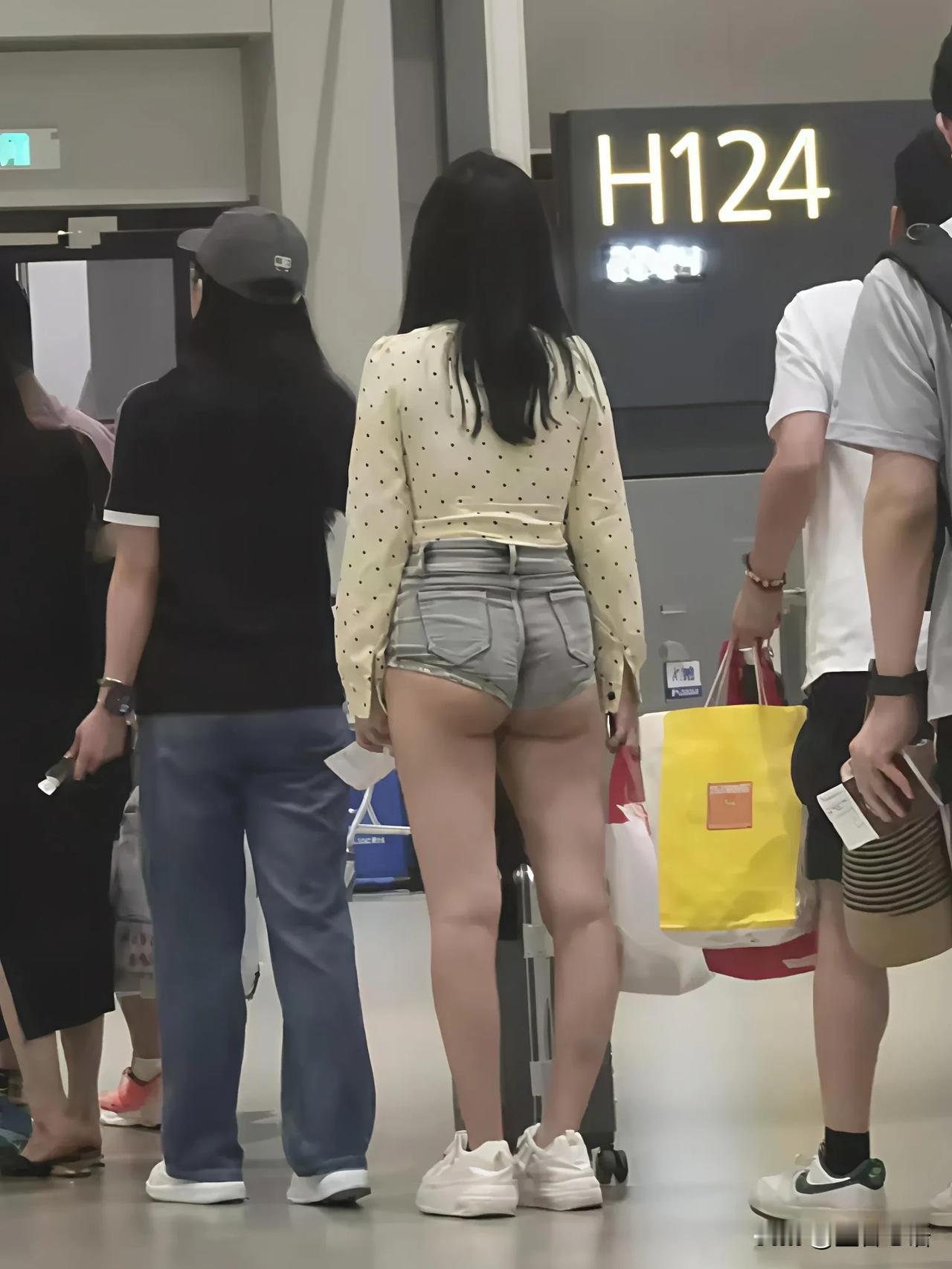 看到有人说这种穿着是自由的，你盯着看就是耍流氓！但是很多人也认为这样穿，不就是为