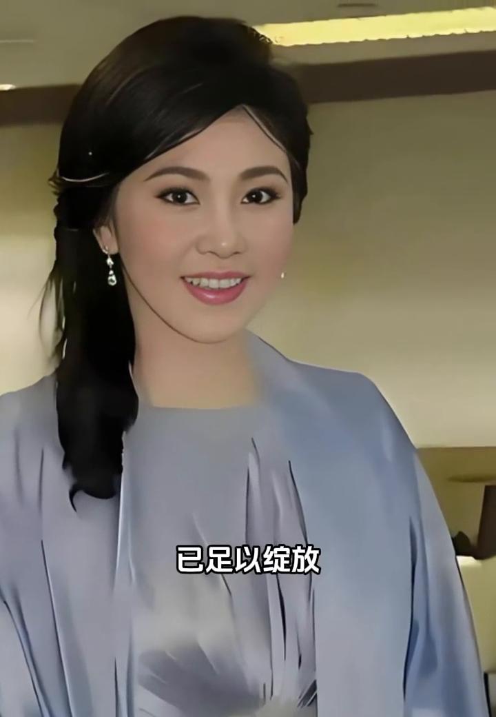 真正动人的美，如英拉这般，气韵内蕴不假雕琢。素净衣襟，淡淡粉黛，已足以绽放。温婉