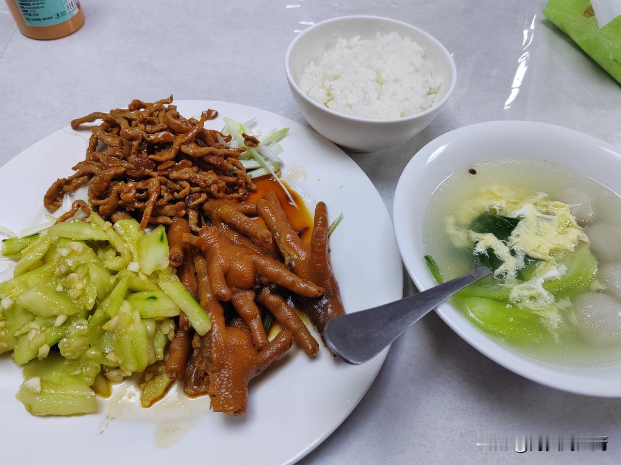 我们船上有两个餐厅，普通船员餐厅和高级船员餐厅。吃饭的时候，当然是普通船员在普通