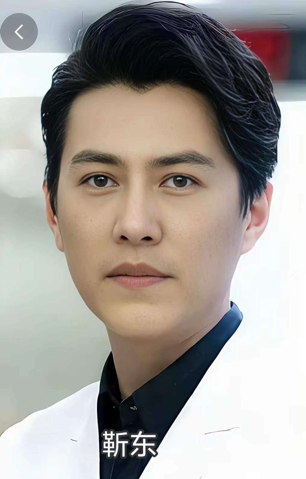 靳东演医生太绝了，他不是简单“演”，而是“活”在角色里。像《外科风云》里庄恕的脆