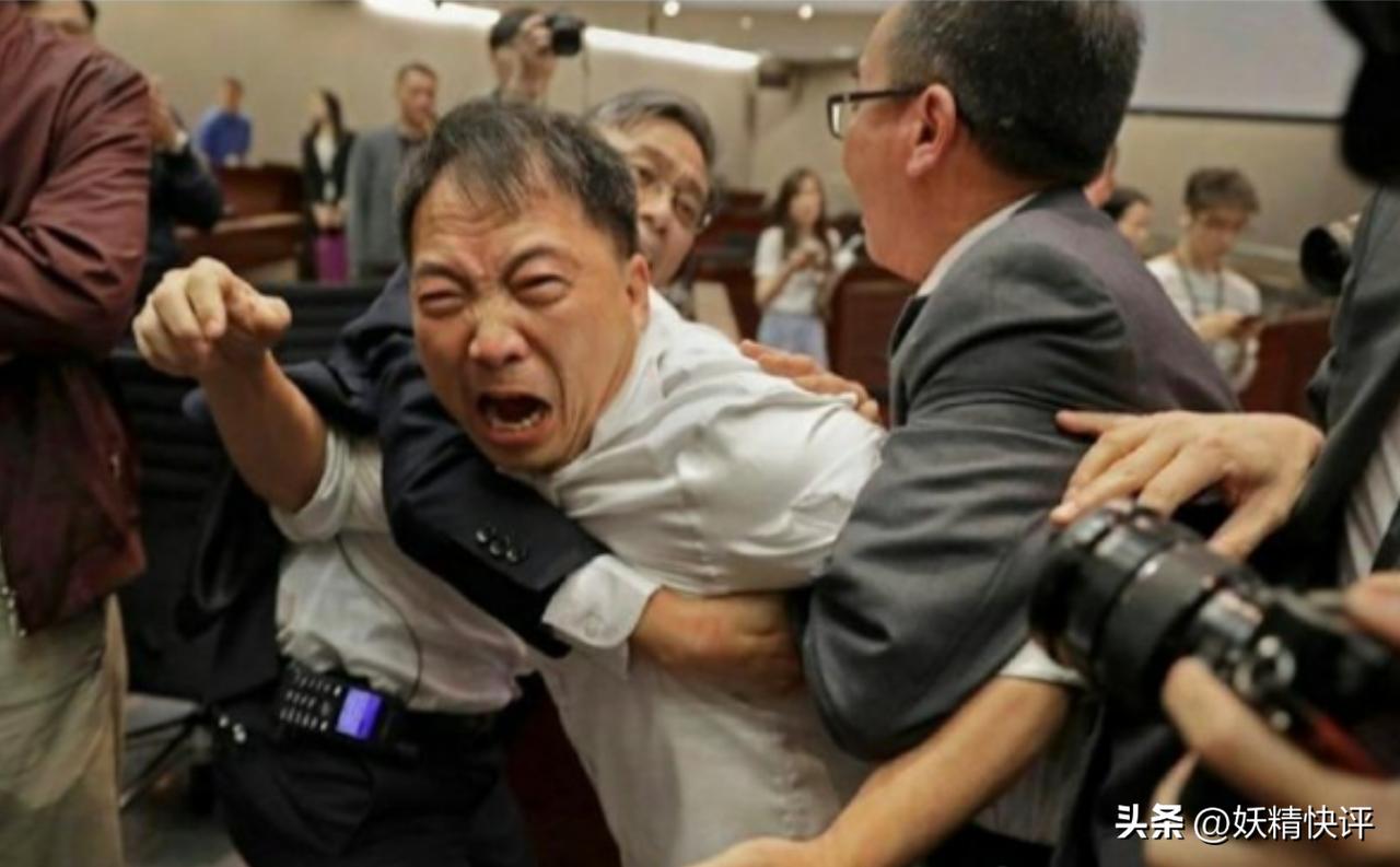 乱港头目润英被踢，活得不如一条“丧家犬”。
昔日在香港肆意作乱的乱港头目，刑满出