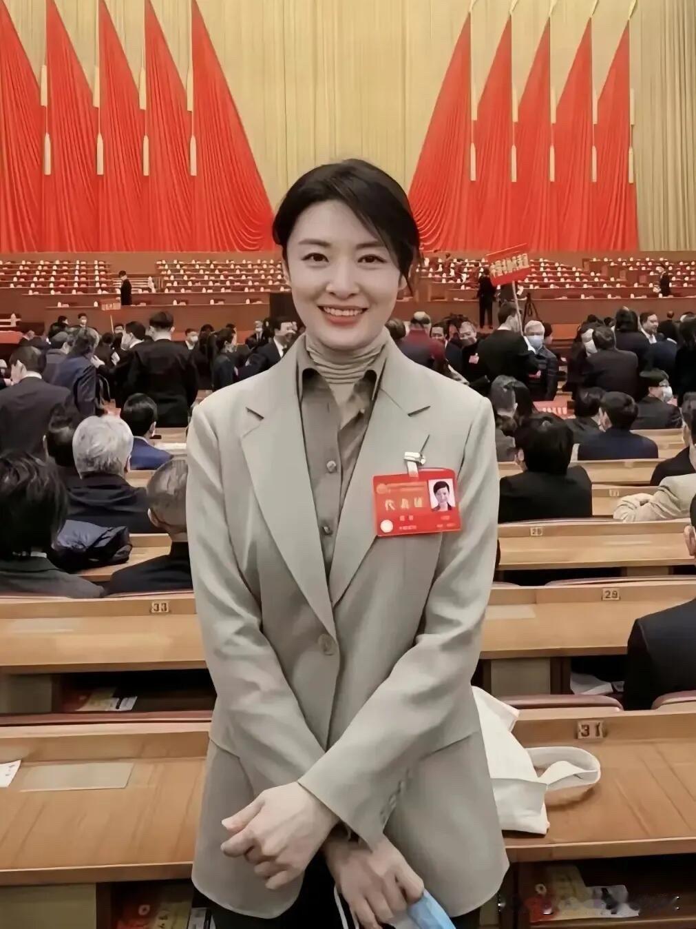 这位主持人真的是越来越漂亮了 ，在她的脸上完全看不到岁月的印记，主要是长得美，底