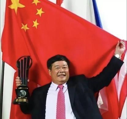 1999年，王健林建立了5家万达，但需要使用上百吨的玻璃，采购员为了能拿回4万元