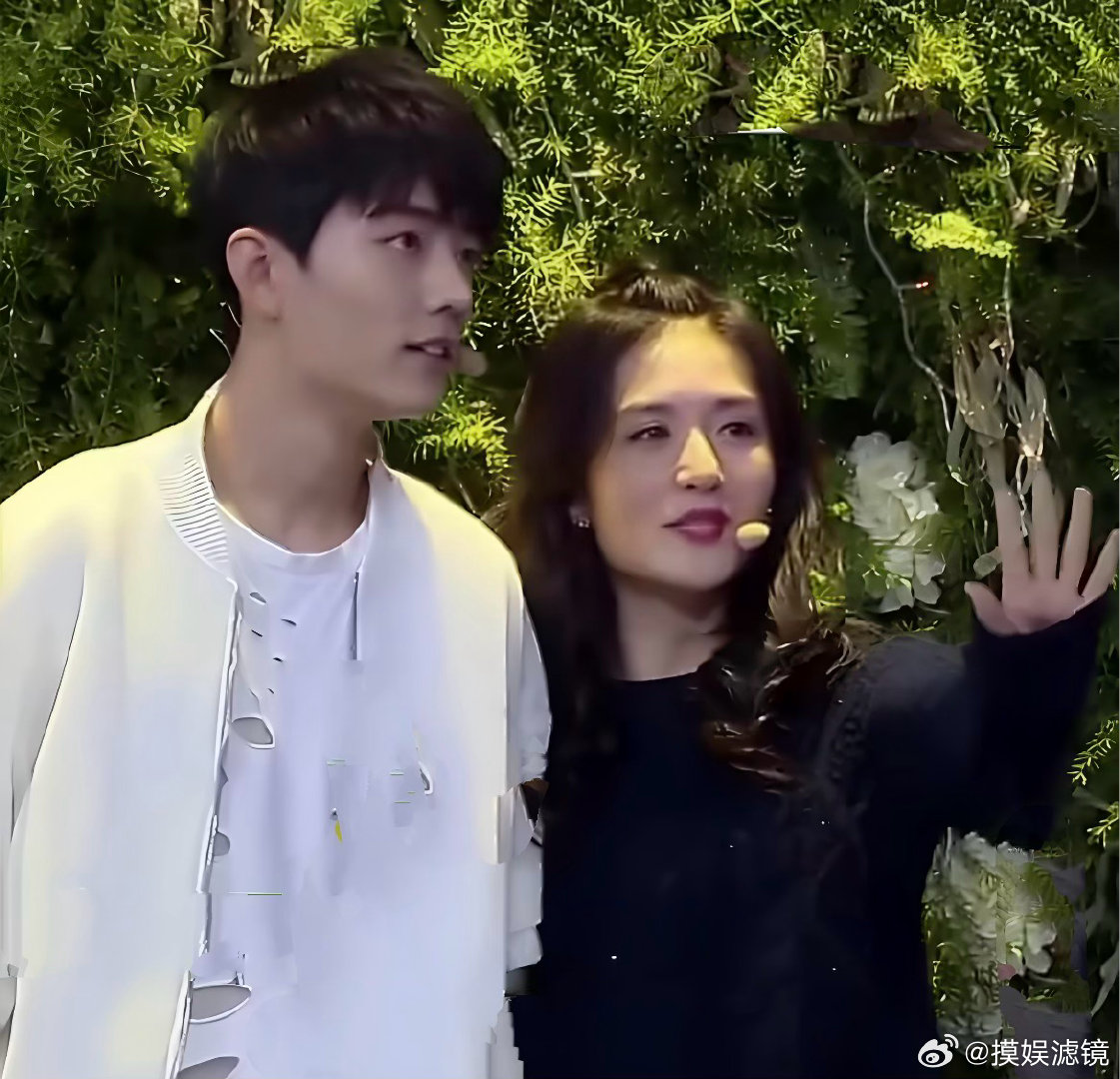 谢娜叫肖战战战差点忘了他俩还在春晚合作过，友谊长存！ ​​​