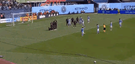 梅西任意球破门在对手打入一粒任意球，反超比分后，梅西以牙还牙，也打入一颗任意球，