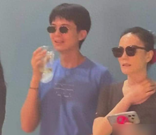 陈粒被袭胸简慕华遭伸裤：娱乐圈性骚扰为何总以朋友之名不了了之