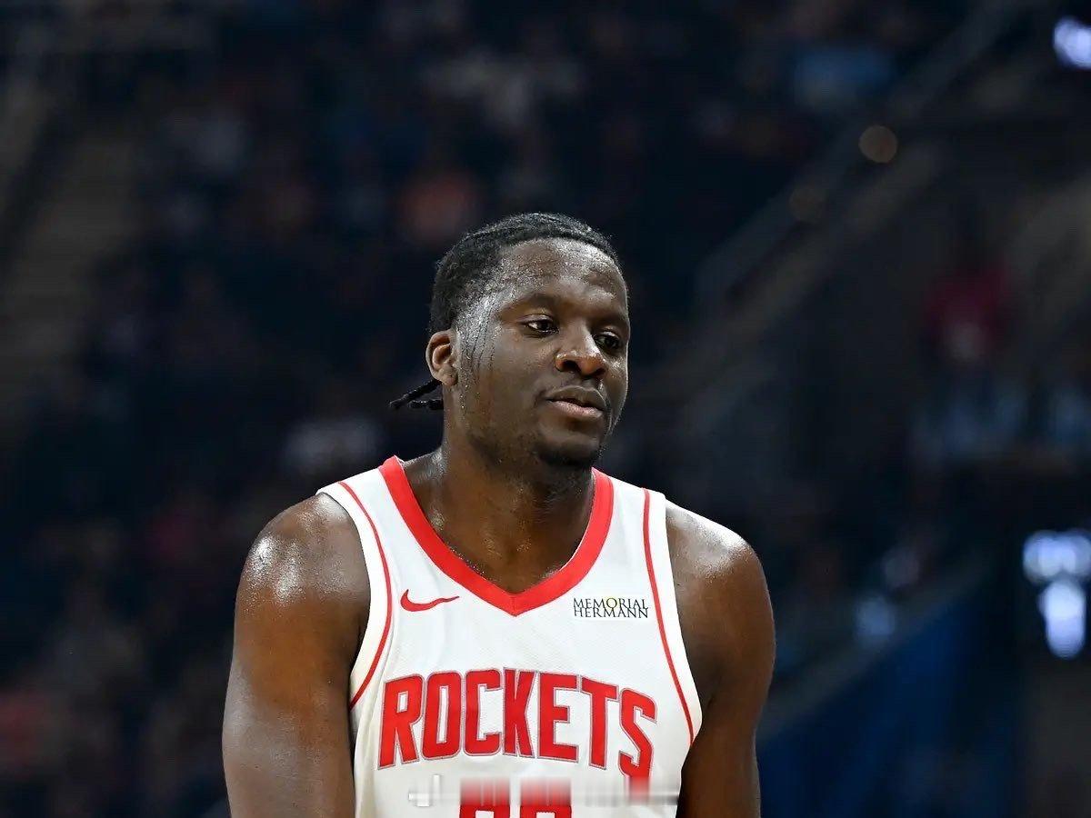 克林特·卡佩拉谈及NBA球员中能在足球场上站稳脚跟的最佳首发五人阵容卡佩拉选择了
