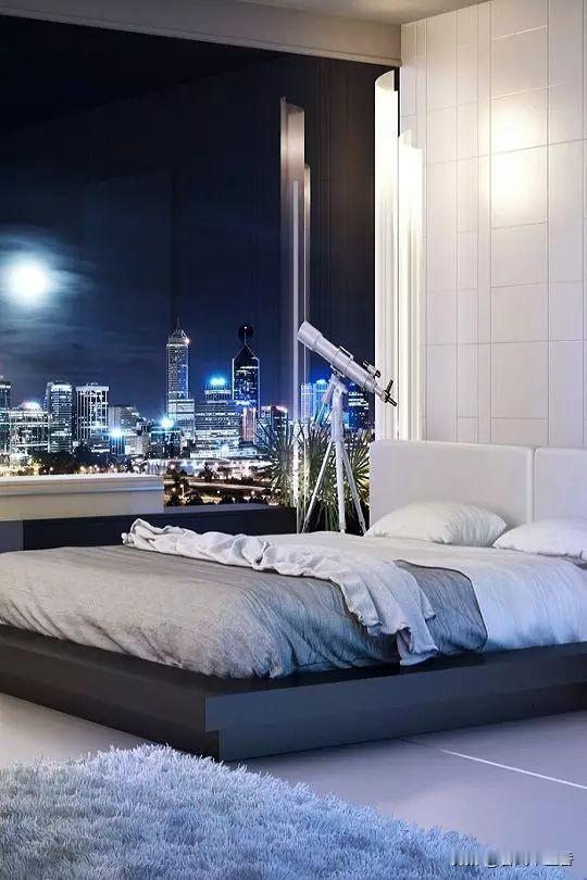 最近闫学晶真是话题不断。先是合作多年的品牌纷纷解约，网友的《哭师表》也刷爆全网。