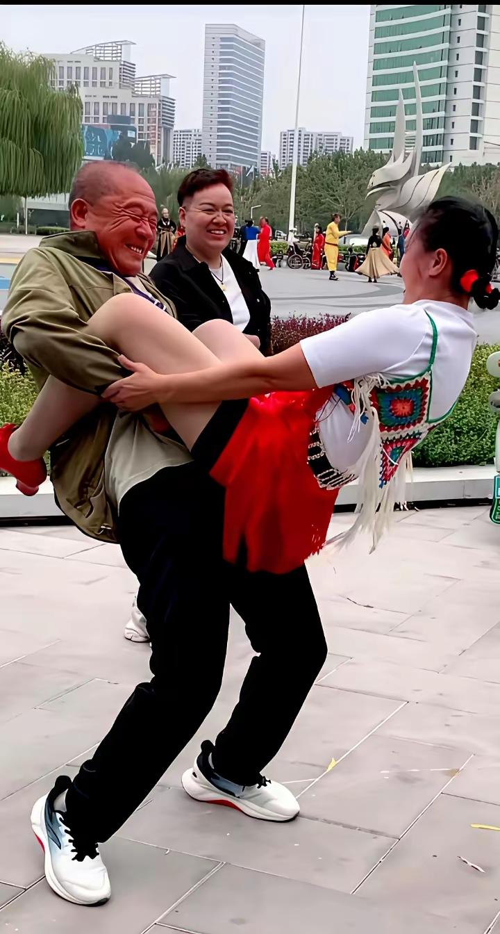 危险动作，请勿模仿广场舞这样玩有点太危险！