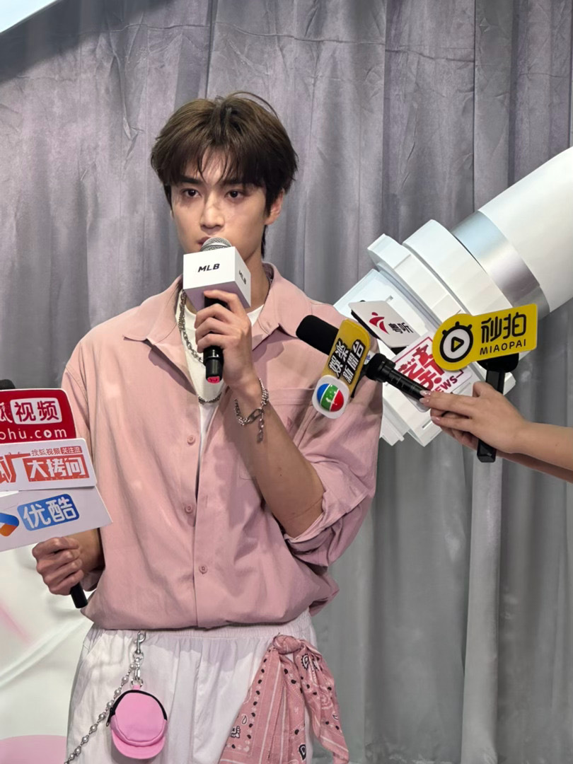 张康乐粤语饭撒 张康乐说粤语的那个声线，比他平时说话低了至少两个度。那种慵懒又温