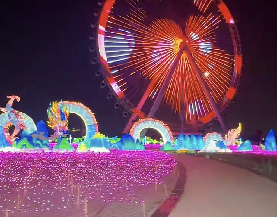 冰雪大世界的千灯会必须要来看啊，这也太好看了，尤其是夜晚，适合美美的拍照打卡啊！