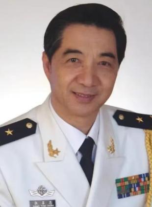 特朗普首次当选总统时，有位军事评论员曾风趣地说：如果他连任两届，多半能把美国从老