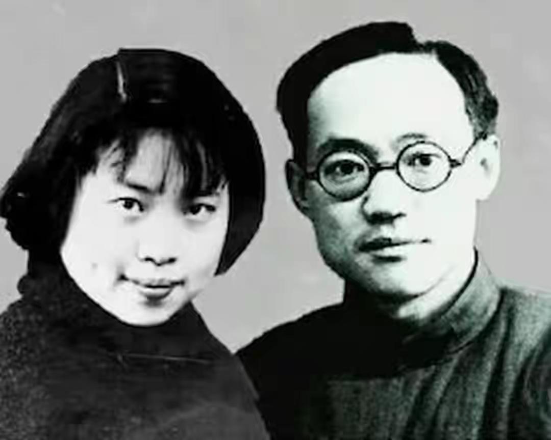 1972年，萧珊病逝。巴金把她的骨灰盒放在自己床头的枕边。这一放，就是33年。从