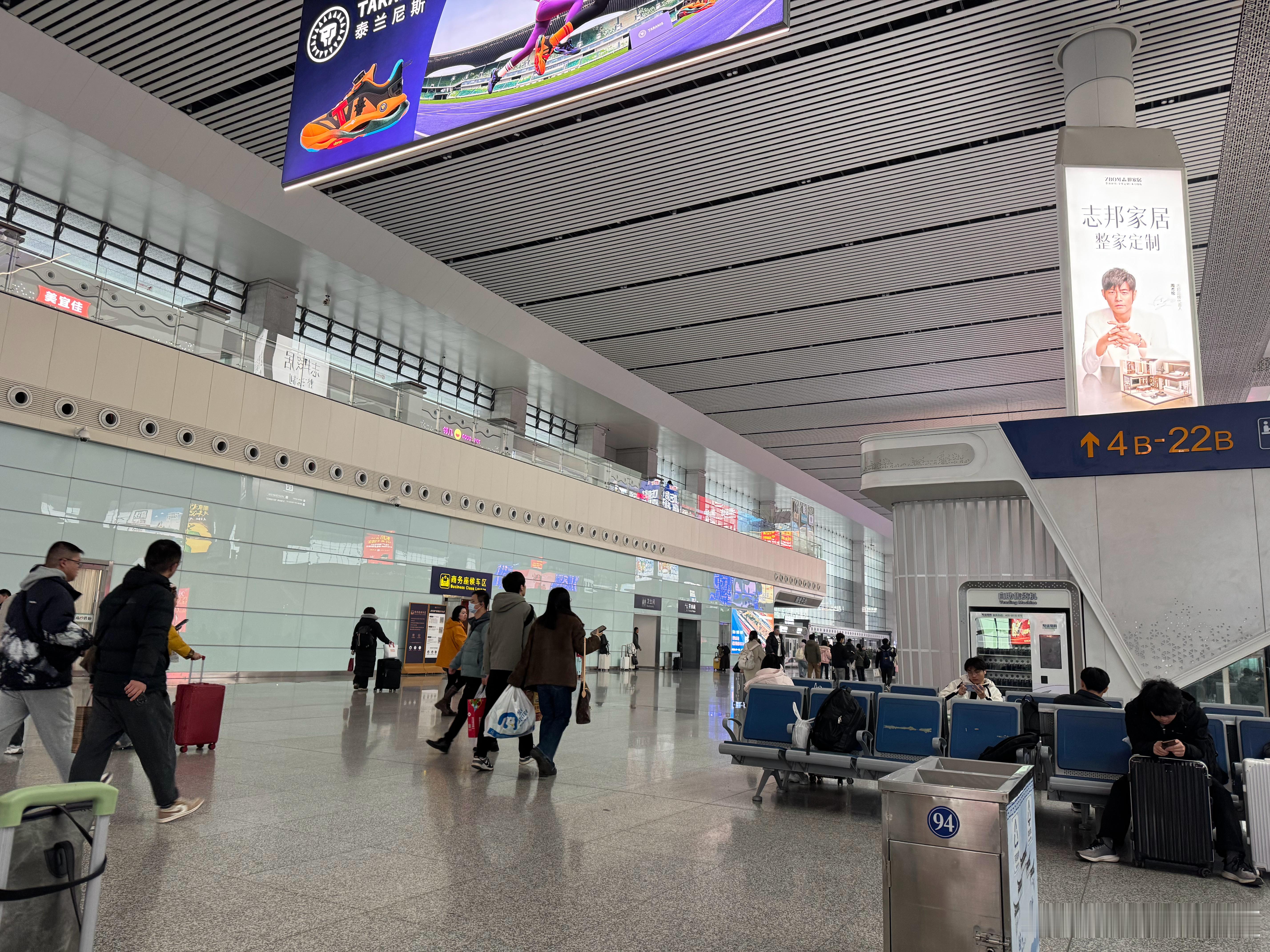 我现在在高铁站，发现好多学生放寒假回家了……我在惊觉，原来要过年了……马年春节为