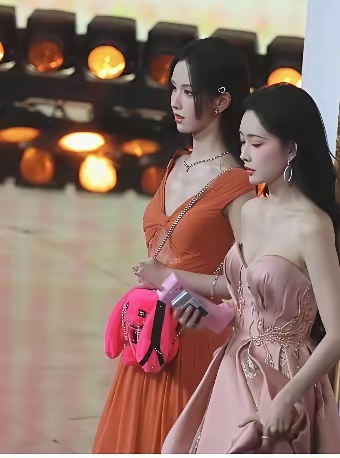 女人真别太瘦，陈都灵是很美的，但跟孟子义站在一起就看到差距 