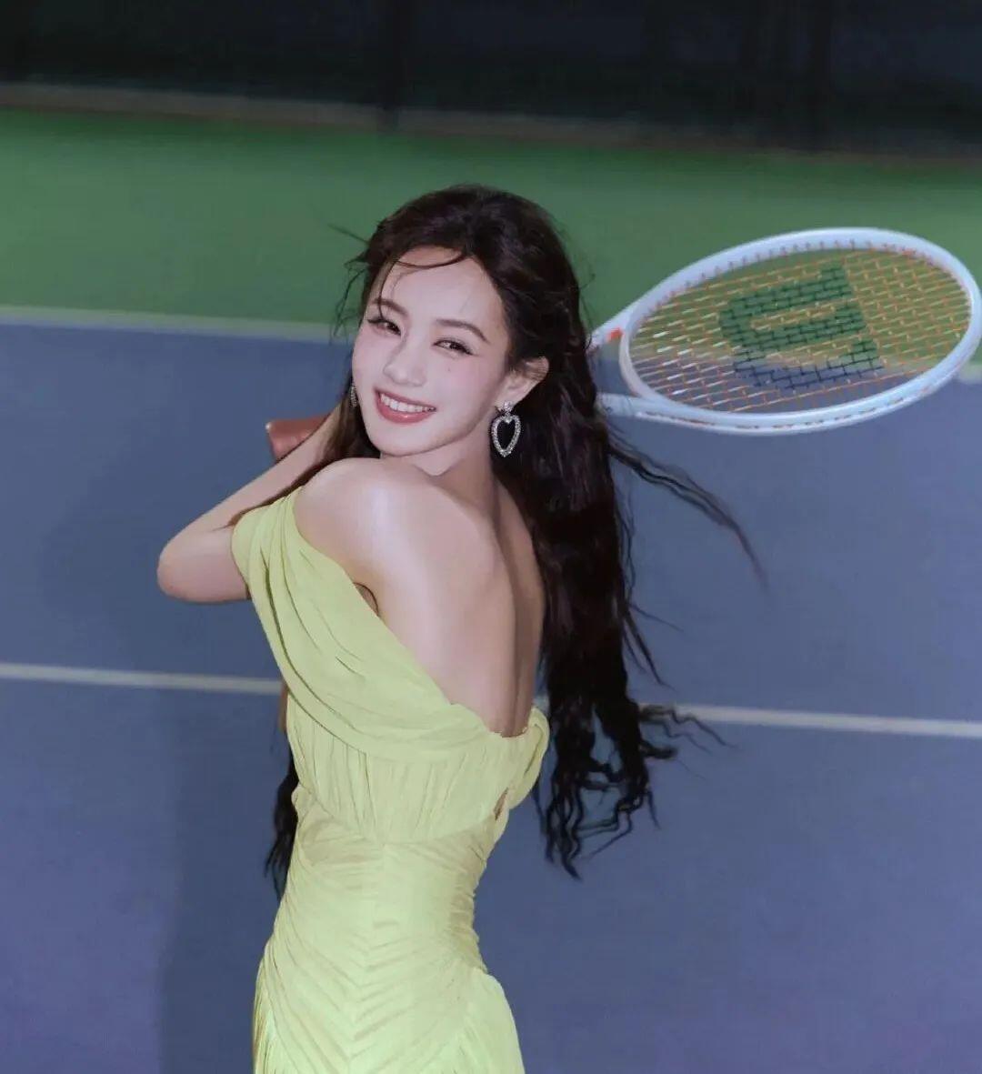 李一桐打网球穿的好擦边，差点人都走光 