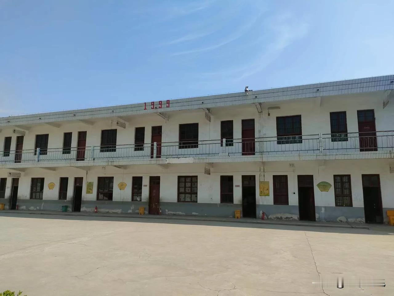  不知道大家有没有注意到这件事情，就是现在很多的乡村小学都倒闭了。改成村委办公场