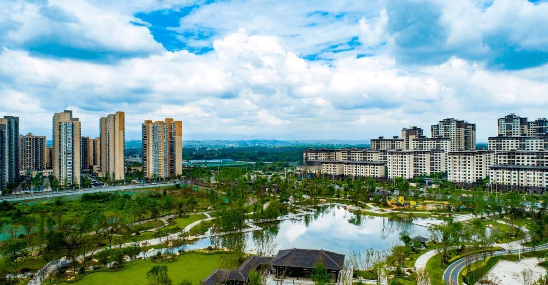 【实干的邛崃—我们身边的“十四五”丨绿水青山映古城，公园城市绽新颜】这五年来，邛