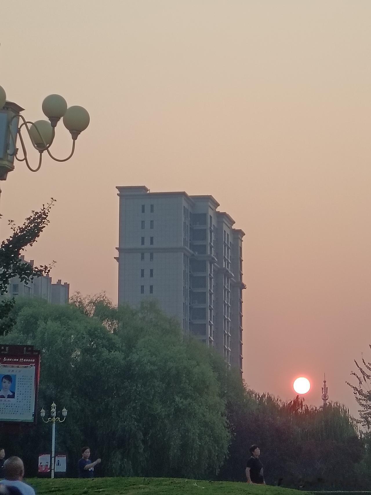 少花点时间取悦别人，多花点时间经营自己。
人到一定年纪才慢慢懂得，不必总想着迎合