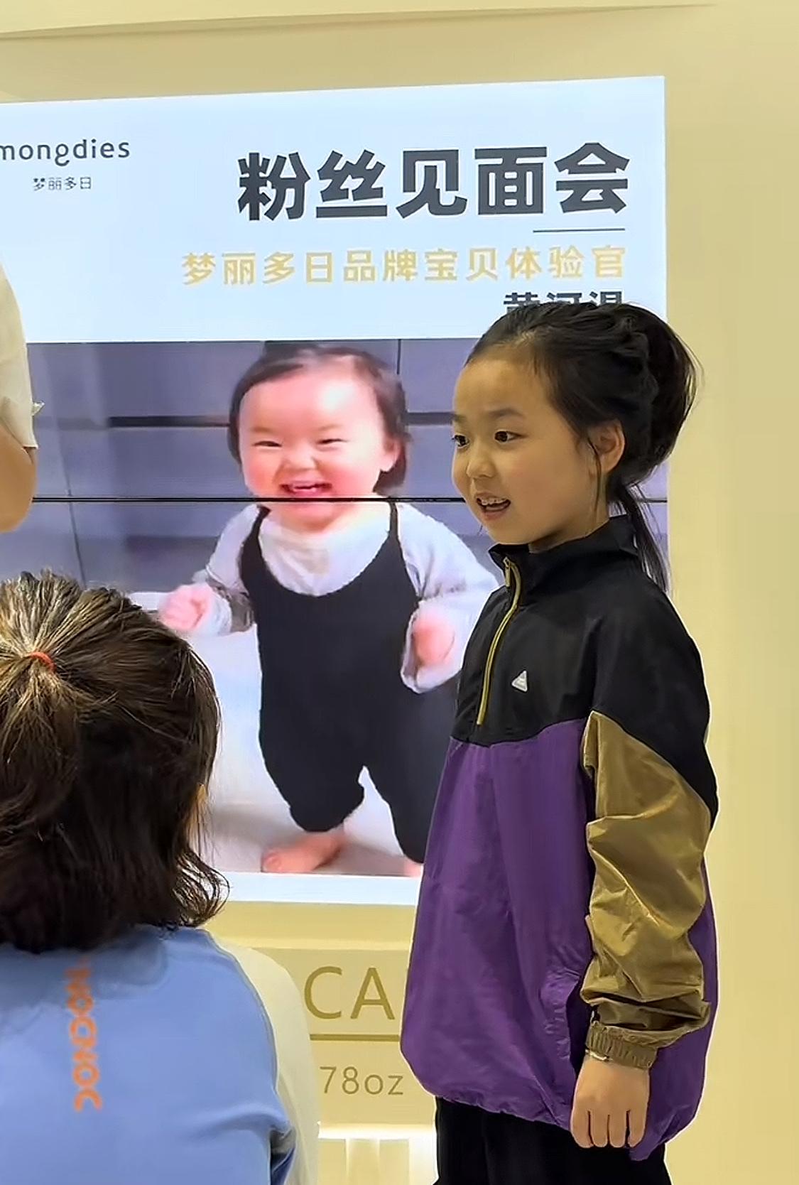 没想到当年的表情包小孩已经长得这么大了，关键是还是这么的可爱。

你可能想不到这
