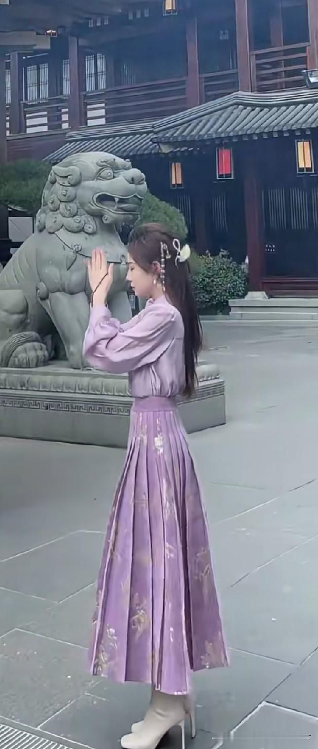 不必浓妆堆砌，骨子里的温婉从容，胜过万千浮华。