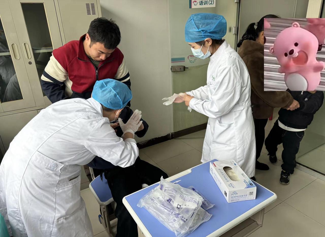 今天去特殊学校义诊，他们都是来自星星的孩子。虽然做了充足的准备，但是当看到他们坐