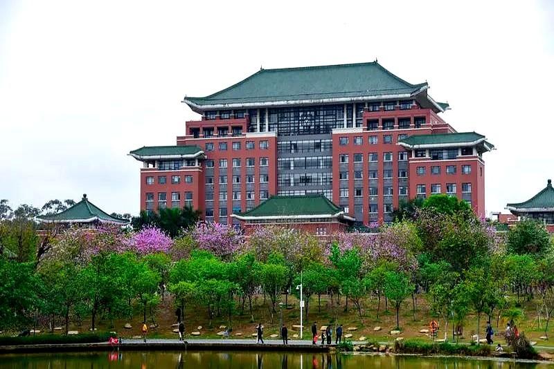 暨南大学是广东最特殊的211，多数家长至今没搞懂。
它不是实力不行才少招广东考生