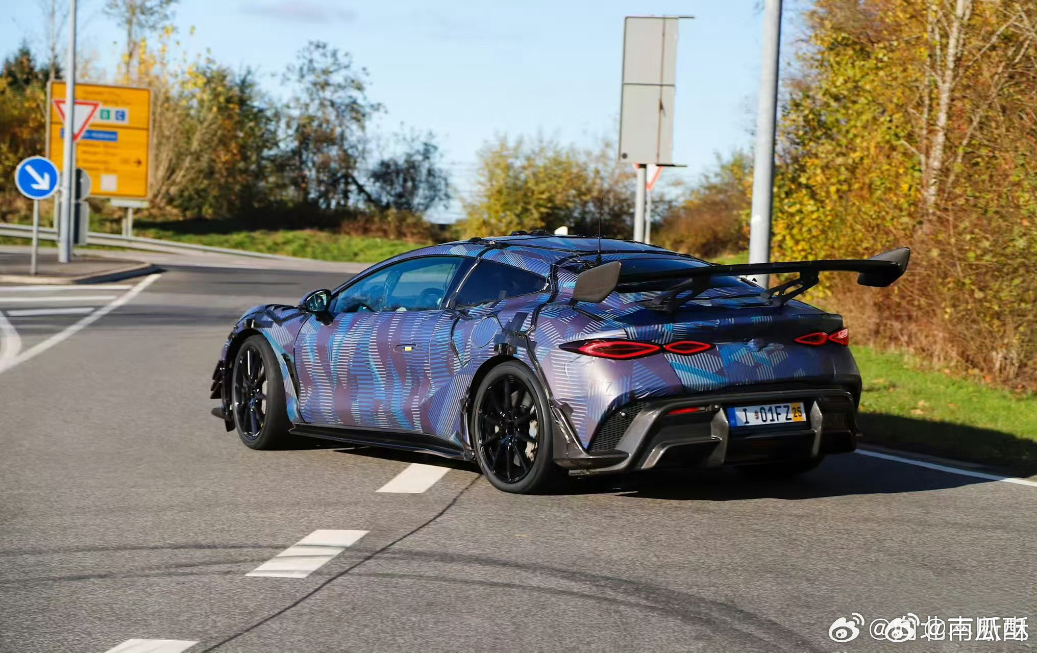 腾势跑车，帅的一塌糊涂。据说售价会在七八十万。 