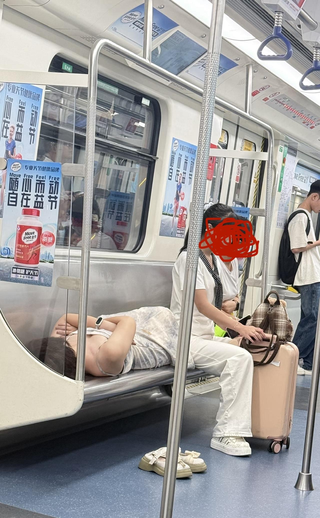 深圳地铁不文明行为[捂脸][捂脸][捂脸]
这么美的美女，这样不合适吧？