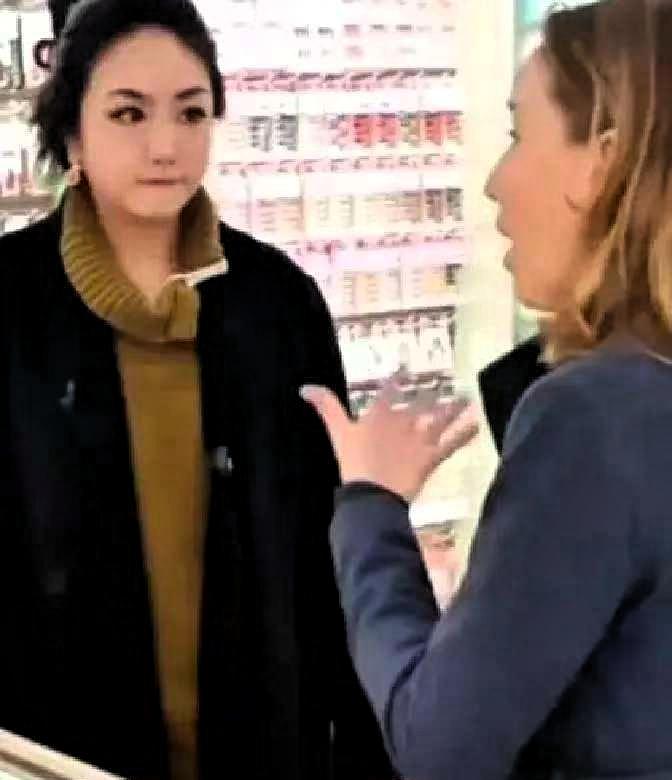 义乌商贸城，一个卖文具的姑娘，被美国记者堵在了摊位前。镜头怼着脸问：“我们美国要