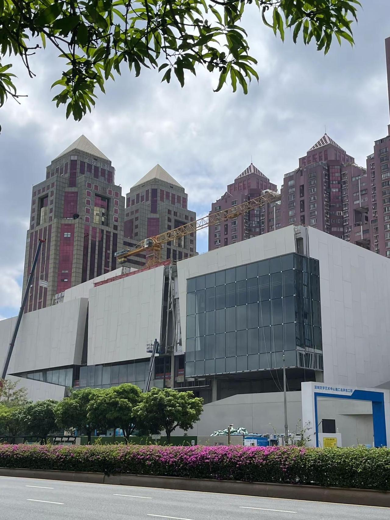 深圳“红楼”旁·新文化地标✨ 今天路过深圳有名的“红楼”中银大厦下面的新地标“深