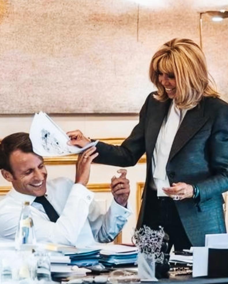 布丽吉特和马克龙一个动作，是不是体现了两人之间甜蜜的感情啊！
一个小的动作和两人