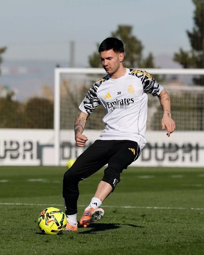 马斯坦图诺已经完全从耻骨痛中恢复过来。哈维·阿隆索今晚甚至可能会让他上场几分钟。