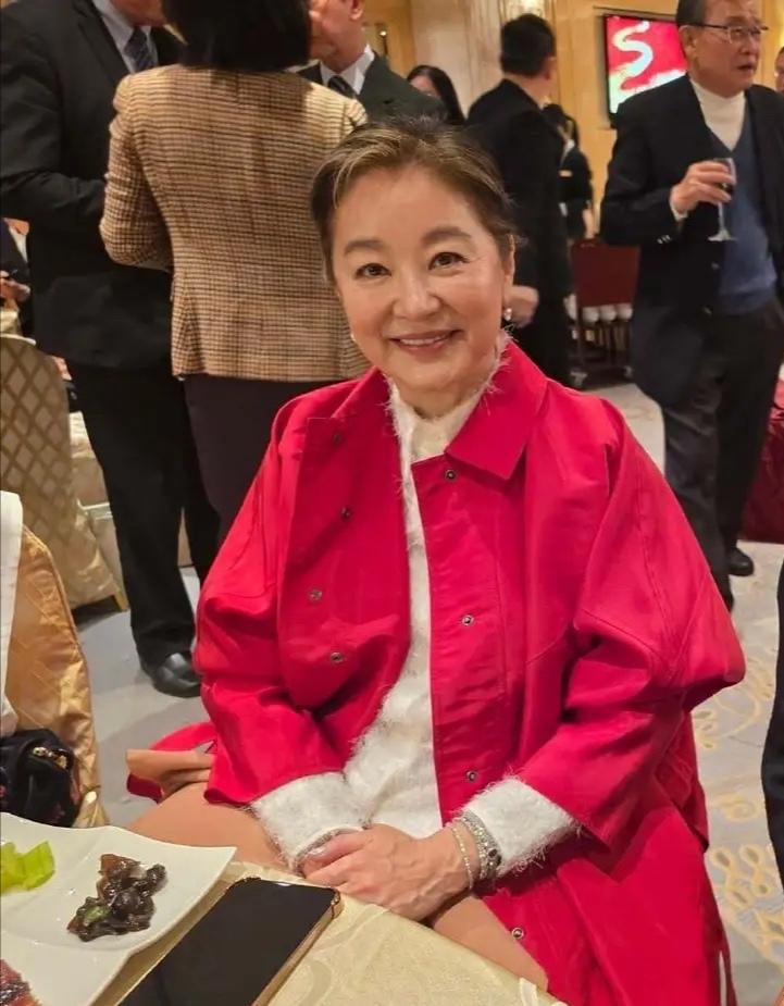 71岁林青霞在香港参加晚宴，这状态也太好了吧，她身着‌红色外套‌，气色红润、眼神