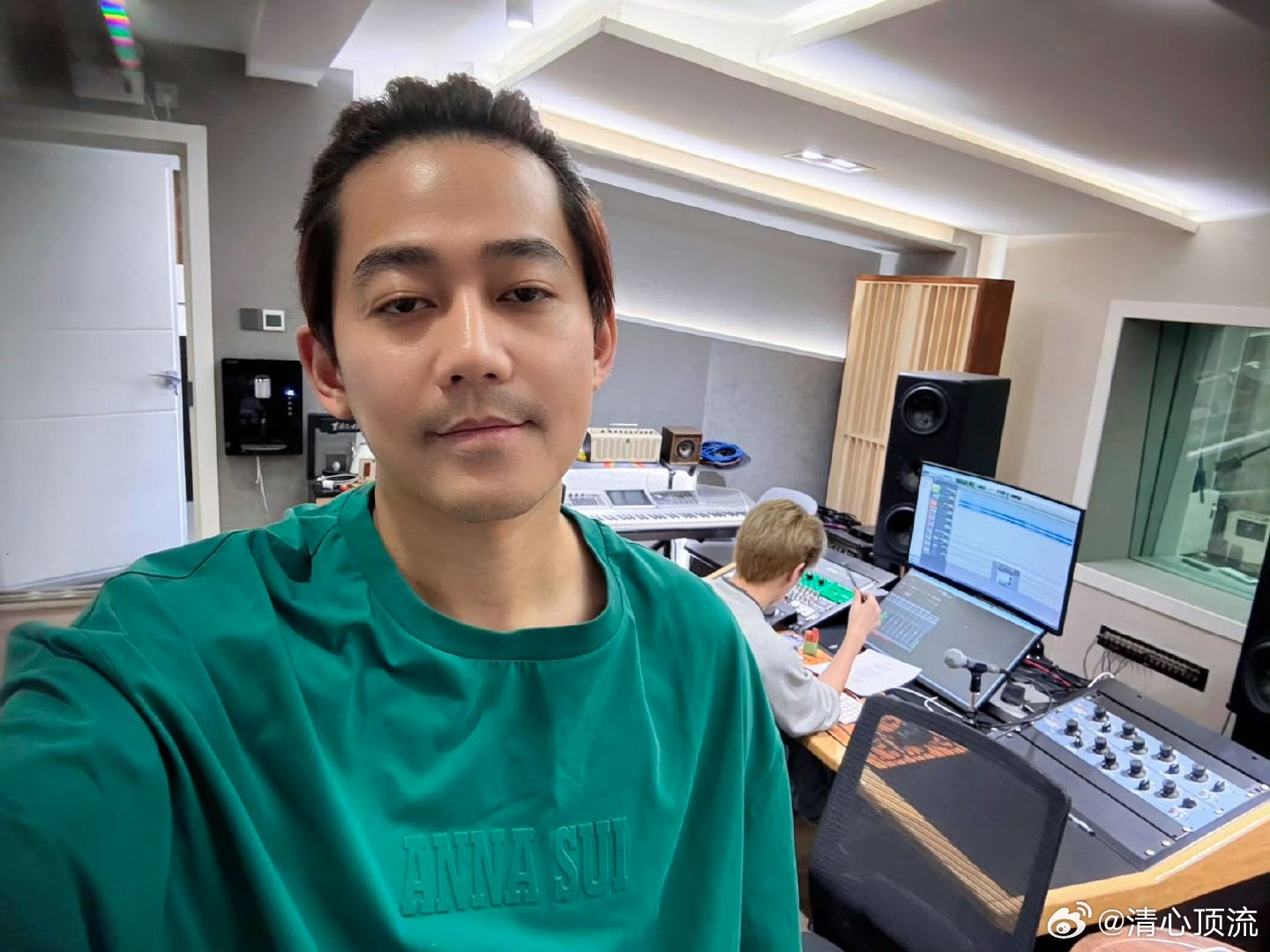 苏醒这条微博好吵漏勺式自曝还得看苏醒！一句话透露自己泡录音棚，粉丝一边被吵到一边