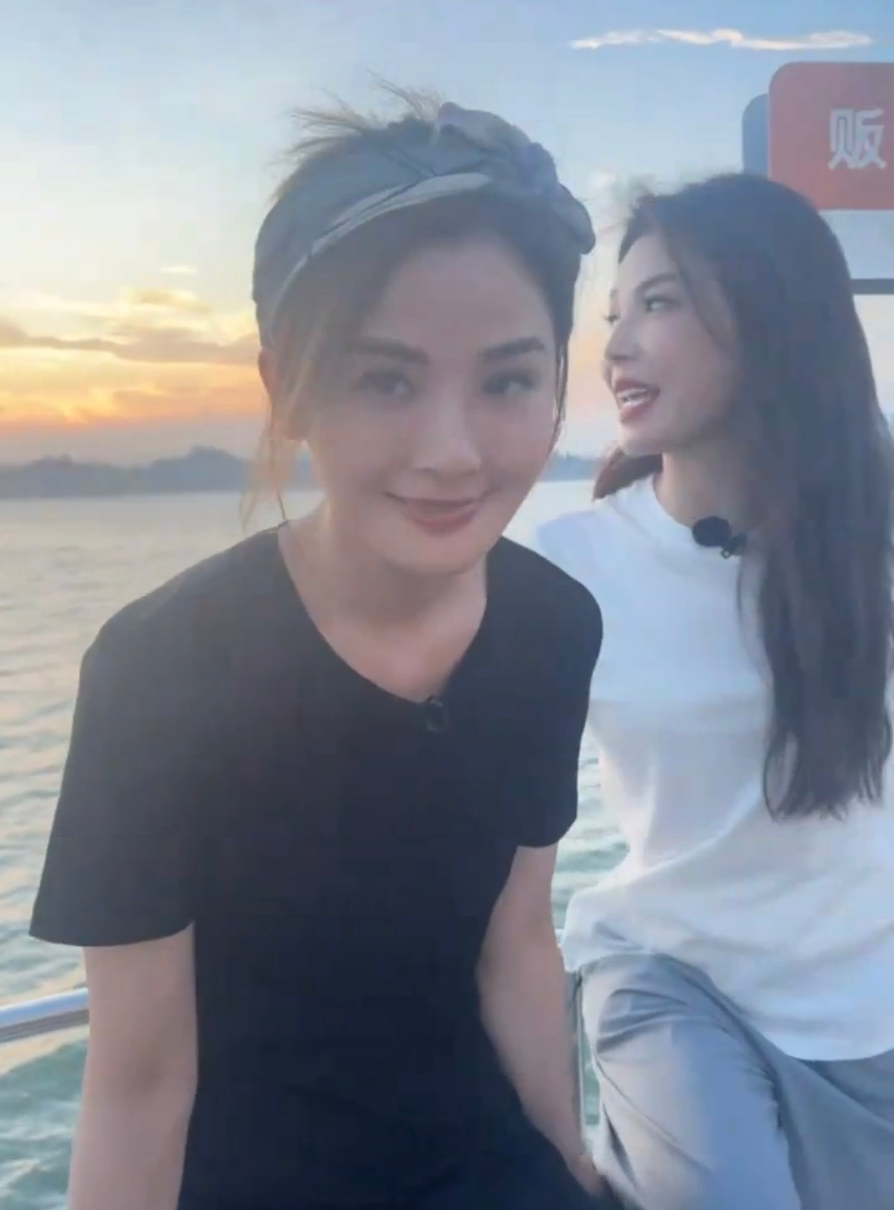 #阿Sa刘涛贴贴# 《青春环游记》阿Sa刘涛在海上拍照真的是太有爱了吧！好喜欢看