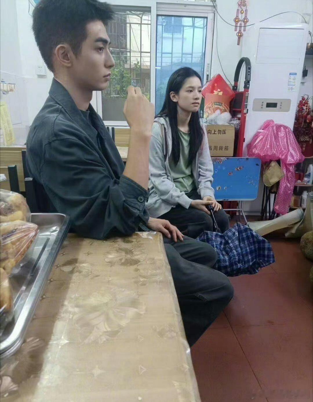 宋威龙张婧仪好像参加变形记了宋威龙张婧仪《野狗骨头》路透真的过分接地气了，好像去