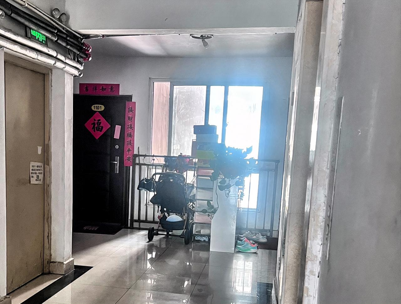 这是我们小区的住户，右边👉的邻居长期堆放了这么多物品，连鞋柜都有。可左边👈的