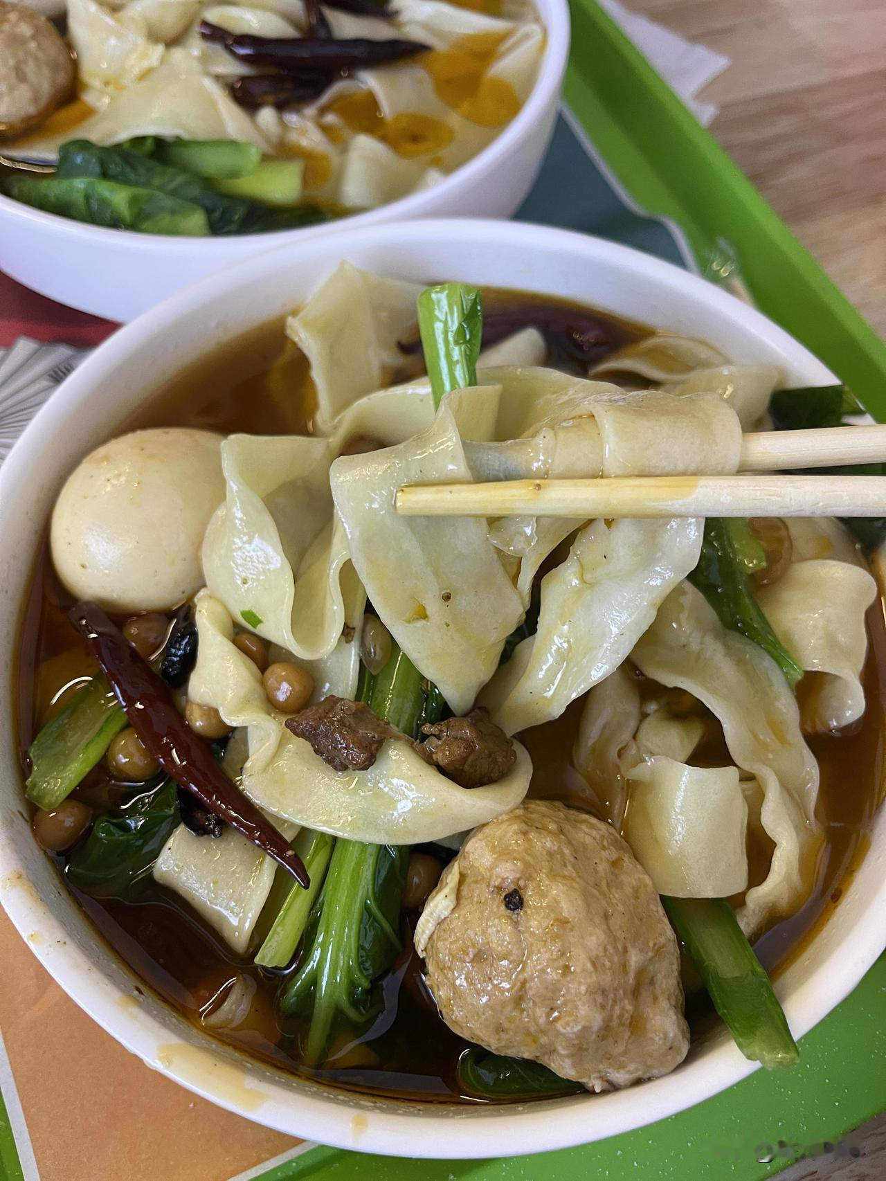 板面碗里热气腾，古城墙下访赵云。
荣国府前忆旧梦，大佛寺内听梵音。
南城长乐门楼