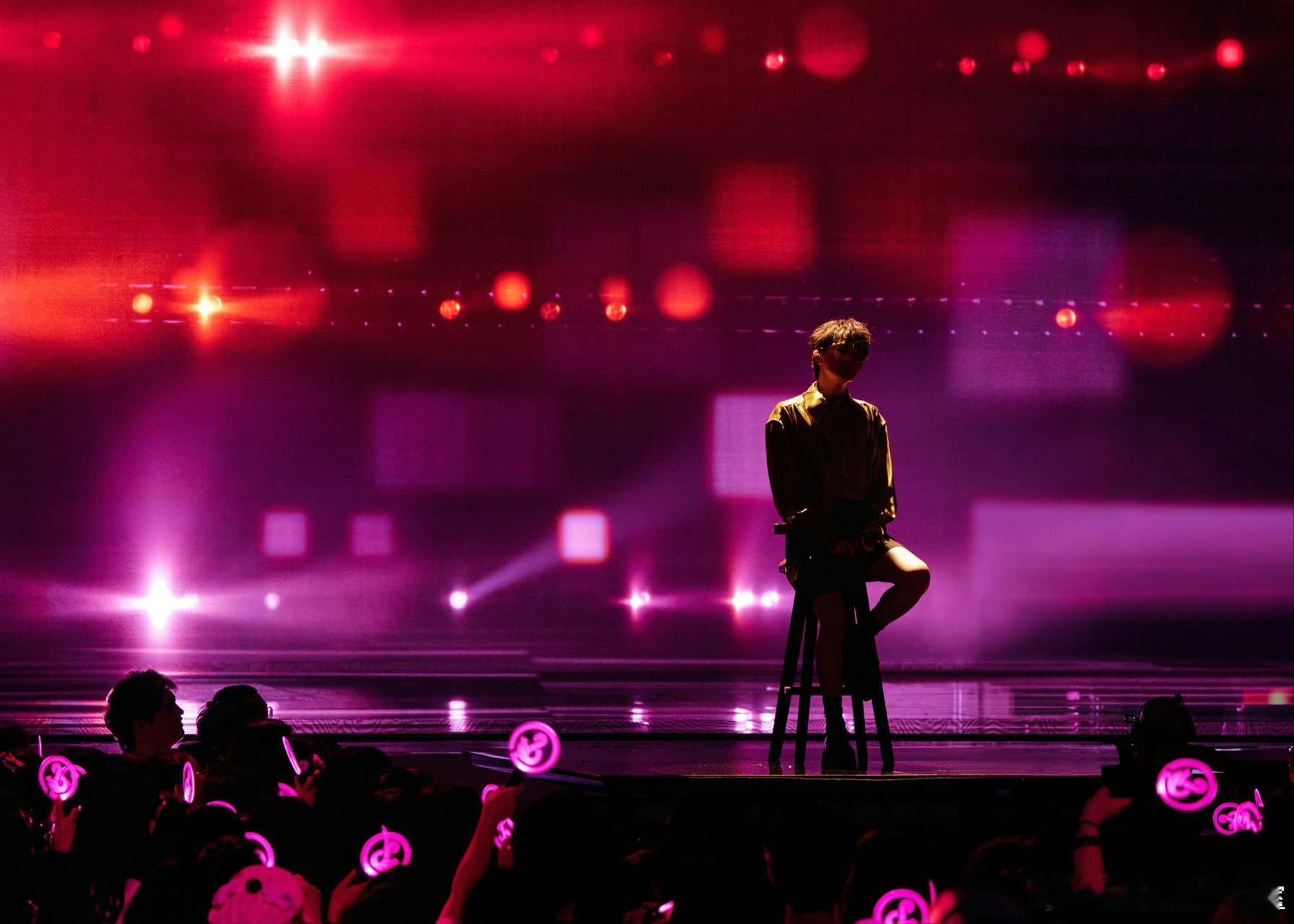 周深正把音乐唱遍世界 四大洲八城巡演一路走来，联合国舞台惊艳献唱，周深用他独特的