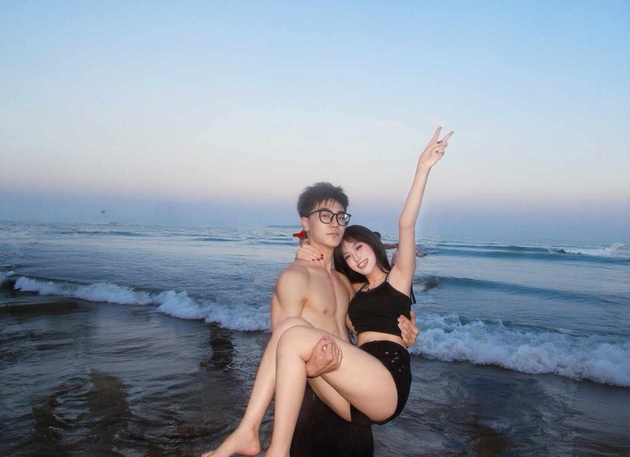 高考完一起去海边
“等一个自然而然的夏天 我会带你去海边”许下过很多一起看海的诺
