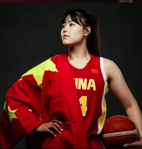 李月汝太漂亮了，她阳光、坚韧又通透，性格开朗活泼，整个人像小太阳一样温暖，真的太