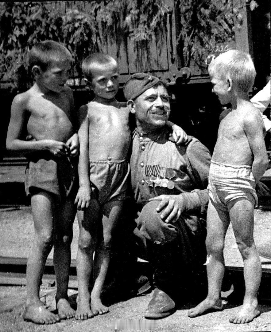 1945年，第一批复员士兵中的一名，回到了老家顿河畔罗斯托夫 ​​​