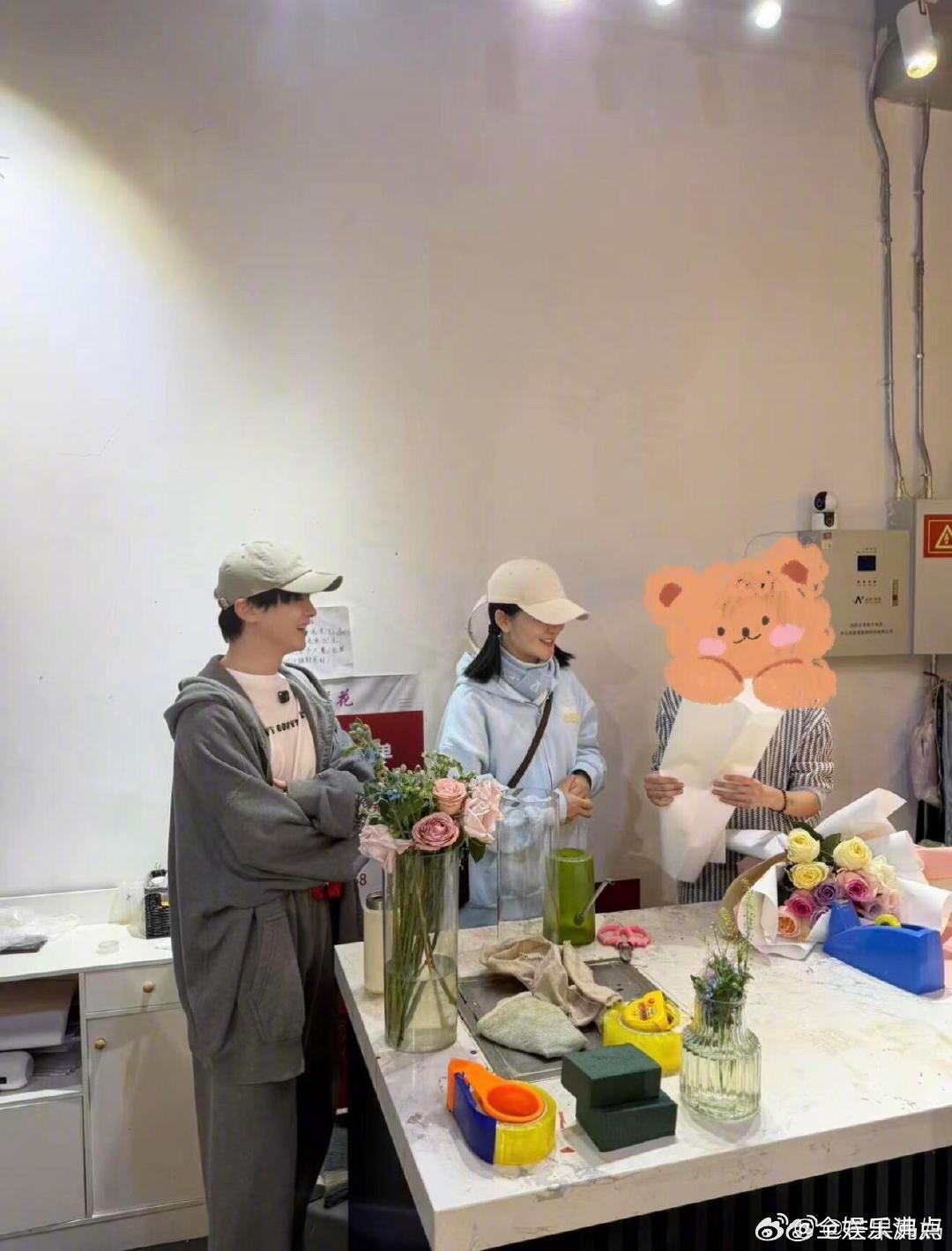 网友偶遇谢娜沈凌夜骑，娜姐扎俩小辫儿好可爱！北京偶遇谢娜沈凌夜骑网友偶遇谢娜沈凌