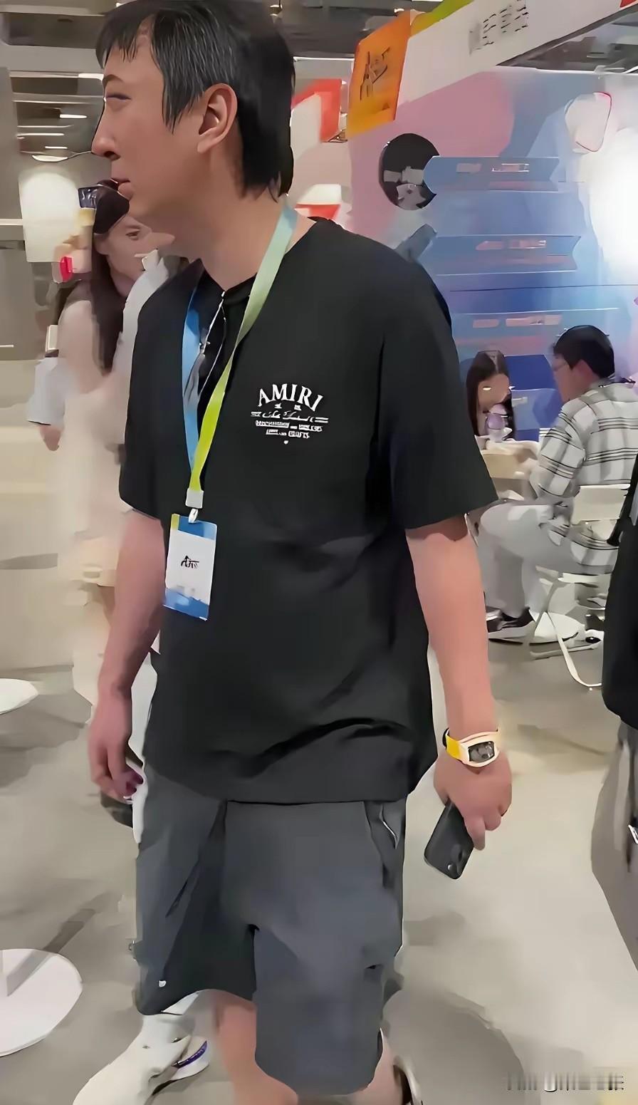 王思聪戴表一事极具话题度。他那块价值两千多万的表，在不少城市能买十套房，网友指责