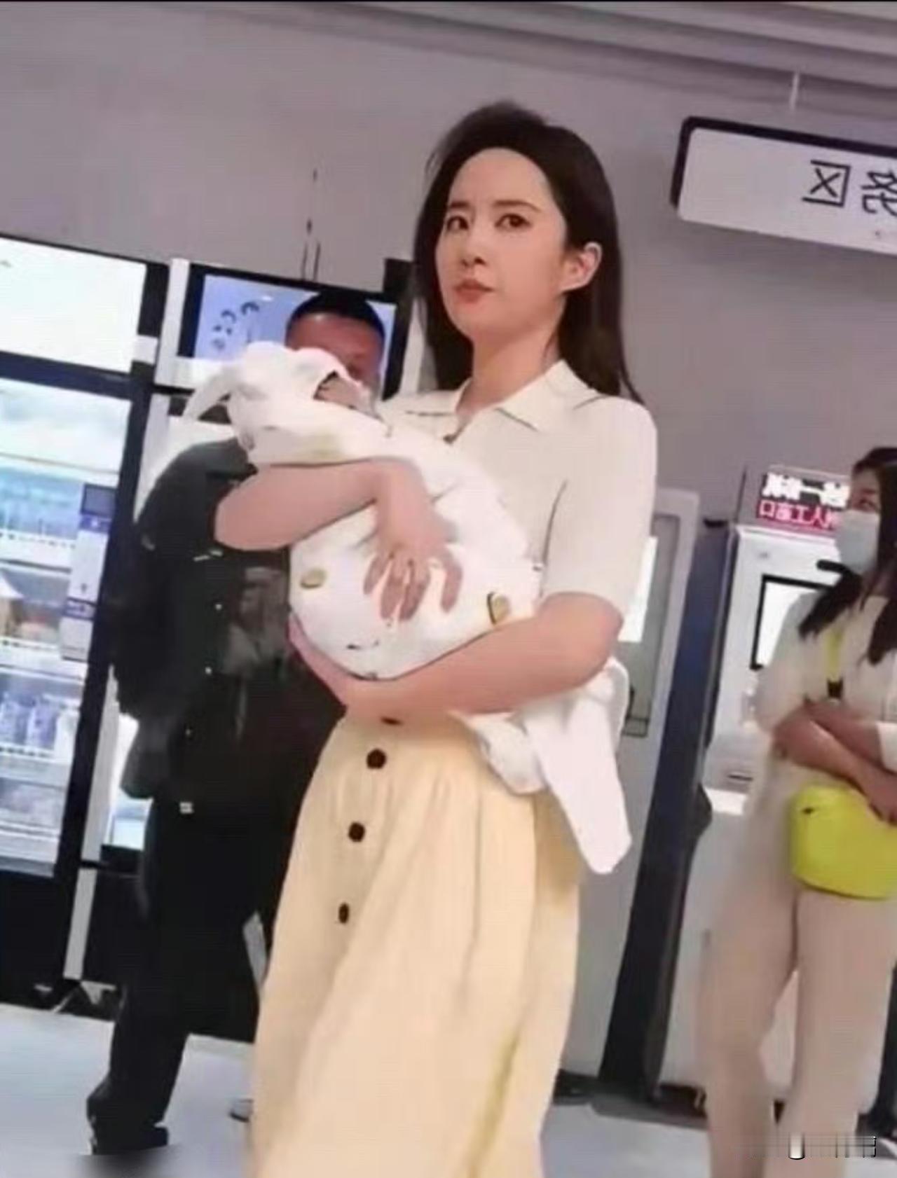 刘亦菲也演过妈妈，这是她剧中抱娃的照片，看起来很专业的样子，她这年纪也该转型挑战