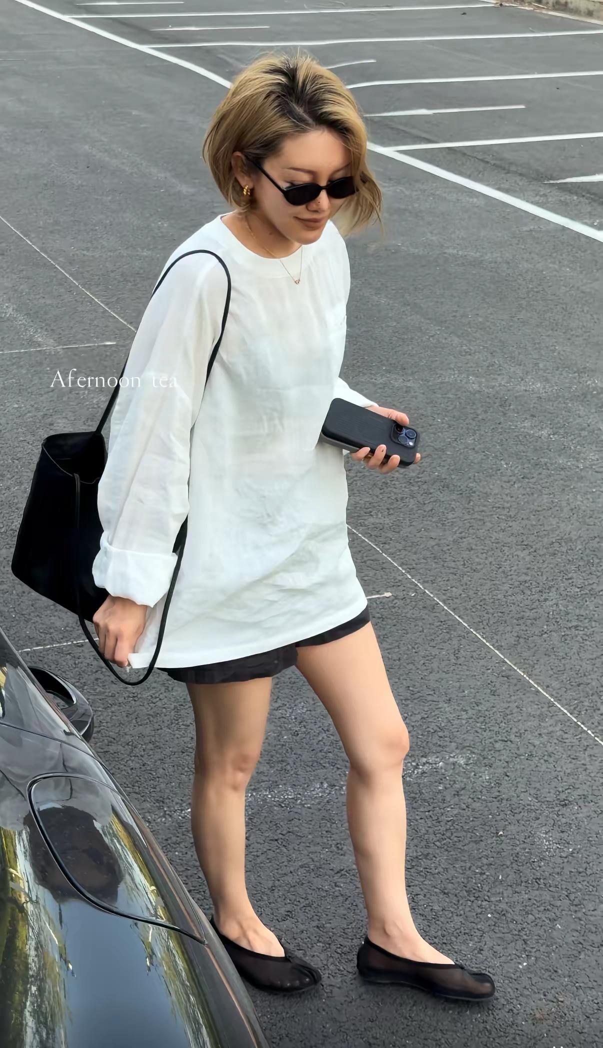 “松弛有度的生活才会快乐”慵懒白色衬衫 自由松弛感穿搭 极简穿搭白衬衫